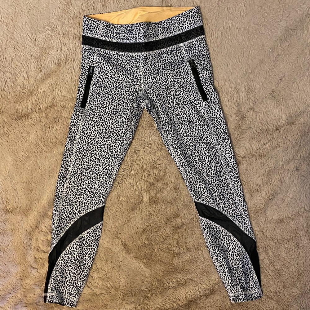 EUC like new size 6 lululemon crop/Capri leggings